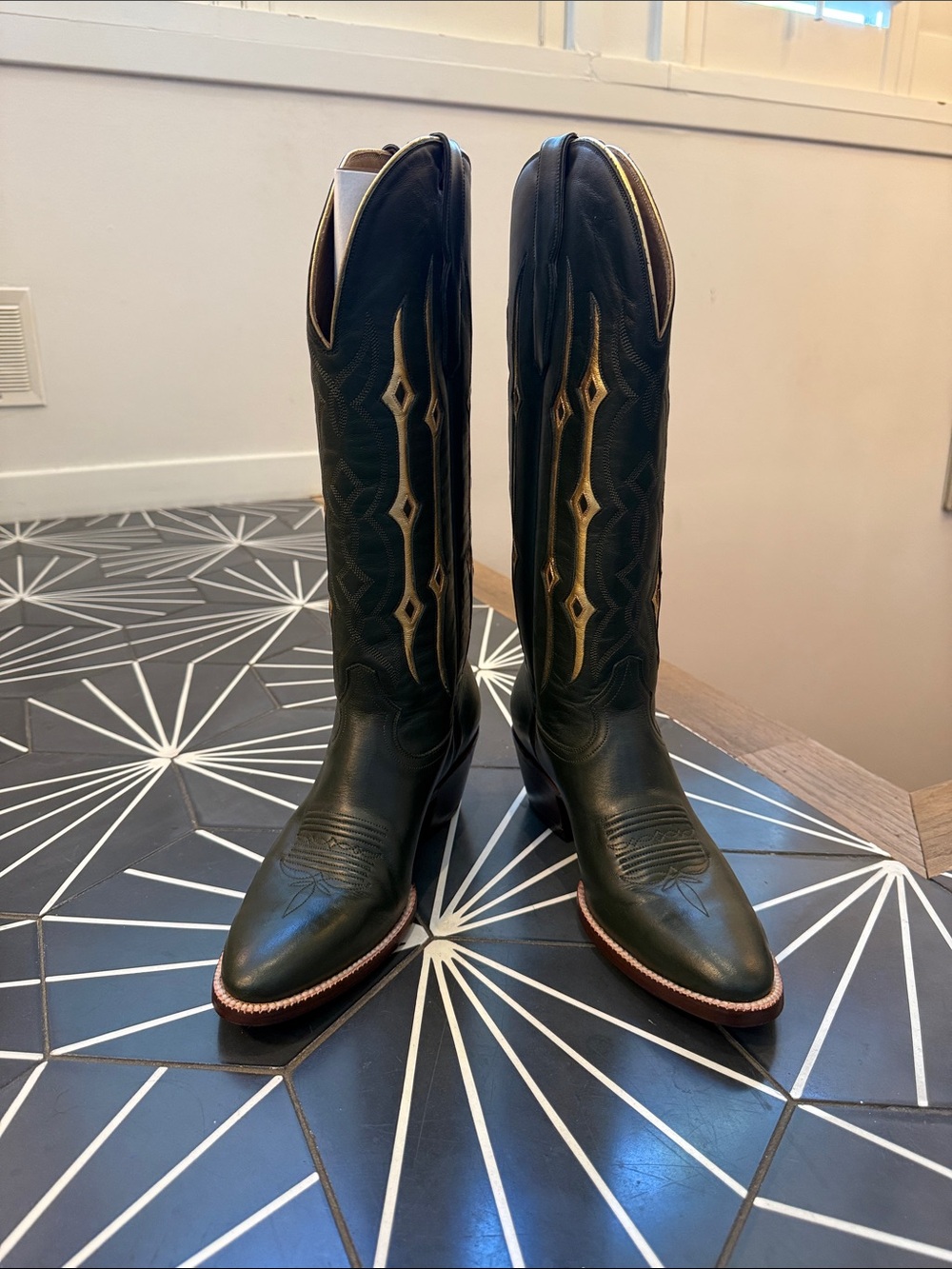 NIB City Boots The Austin Boot in Green Leather with gold accent, size 7.5